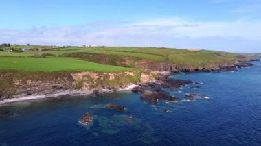 Yeşil Tepeler. Yuvarlanan yeşil tepeler uçurumlardan yükselir, uzak bir ufka çıkar..