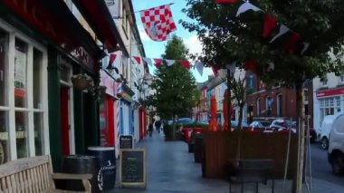 Clonakilty, İrlanda, 1 Ekim 2024. İrlanda 'nın güneyinde küçük ve pitoresk bir kasabada dolaşıyorum. Kişisel POV.