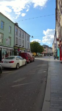 Clonakilty, İrlanda, 1 Ekim 2024 İrlanda 'nın güneyinde küçük ve pitoresk bir kasabada yürüyüş. Dar ve rahat İrlanda caddeleri, şehir manzarası. Kişisel bakış açısı. İrlanda şehri, dar sokaklar.