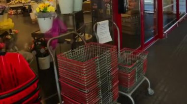 West Cork, İrlanda, 1 Ekim 2024. Bir alışveriş sepeti alır ve süpermarkete gider, POV..