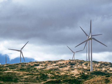 Rüzgar türbinleri teknolojinin gücünün kanıtıdır. Enerji ihtiyaçlarımızı giderebilecek bir güç..