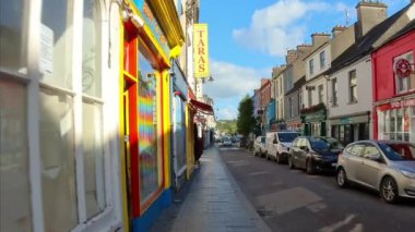 Clonakilty, İrlanda, 1 Ekim 2024. İrlanda 'nın güneyinde küçük ve pitoresk bir kasabada dolaşıyorum. Kişisel bakış açısı. Güney İrlanda 'da bir kasaba olan Clonakilty' deydim..