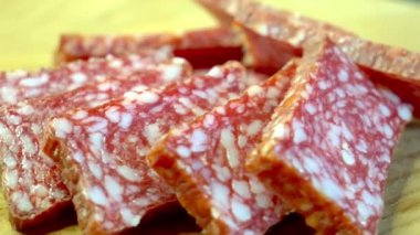 Yakın plan bir salam, ince taneciklerini ve etli dokusunu vurguluyor..