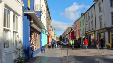 Clonakilty, İrlanda, 1 Ekim 2024 İrlanda 'nın güneyinde küçük ve pitoresk bir kasabada yürüyüş. Dar ve rahat İrlanda caddeleri, şehir manzarası. Kişisel bakış açısı. Büyüleyici sokaklar.