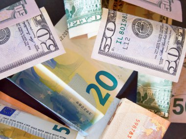Parasal karışım. Çeşitli Euro ve Dolar notları, finansal tema.