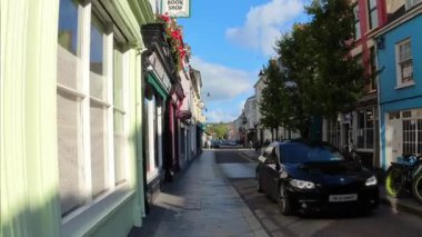 Clonakilty, İrlanda, 1 Ekim 2024 İrlanda 'nın güneyinde küçük ve pitoresk bir kasabada yürüyüş. Dar ve rahat İrlanda caddeleri, şehir manzarası. Kişisel bakış açısı. Fotoğraf çekmek için mükemmel bir yer..