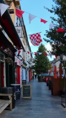 Clonakilty, İrlanda, 1 Ekim 2024 İrlanda 'nın güneyinde küçük ve pitoresk bir kasabada yürüyüş. Dar ve rahat İrlanda caddeleri, şehir manzarası. Kişisel bakış açısı. Renkli evler.