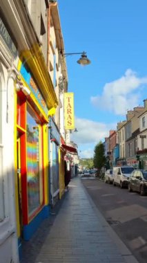 Clonakilty, İrlanda, 1 Ekim 2024 İrlanda 'nın güneyinde küçük ve pitoresk bir kasabada yürüyüş. Dar ve rahat İrlanda caddeleri, şehir manzarası. Kişisel bakış açısı. Manzaralı şehir, dar sokaklar..