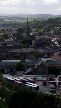 Bu büyüleyici manzara, yuvarlanan tepelere yerleşmiş büyüleyici bir kasabayı gözler önüne seriyor, ilginç mimarisi, yeşil manzarası ve yerel işletmelerin ve konutların yoğunluğu.