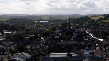 Kırsal kesimde, bereketli tepeler ve hareketli bir toplum atmosferiyle pitoresk bir kasaba keşfetmek..