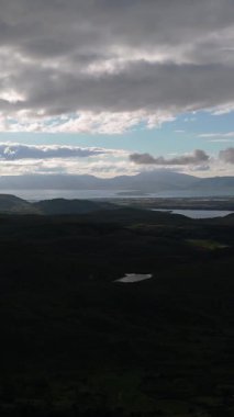 Öğleden sonra, dramatik gökyüzü altında nefes kesici panoramik göl manzarası.