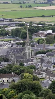 Tepeden çekilen bir görüntü, büyük oranda yerleşim yeri olan ve önemli bir taş kilise yapısı etrafında toplanmış bir kasabanın mimarisini ortaya çıkarıyor..
