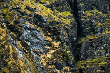 İrlanda 'daki Carrauntoohil geçidi kayalık uçurumları ve canlı yeşillikleri nefes kesici bir şekilde görüyor. İzler doğa meraklıları için zorlu bir macera sunuyor..