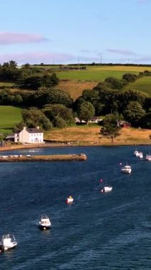 Cennet gibi bir sahil köyü. Barınaklı bir körfezde çok sayıda küçük tekne dinleniyor. Evler beyaz, sahilde düzgünce düzenlenmiş. Yeşil tarlalar tepelere tırmanıyor..