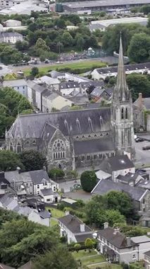 Video, daha küçük binalar ve yeşilliklerle çevrili, büyük taştan bir kilisenin odak noktası olduğu yoğun bir kasaba tasvir ediyor..