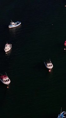 Yüksek irtifa videosu, karanlık sularda birkaç sabit tekne gösteriyor..