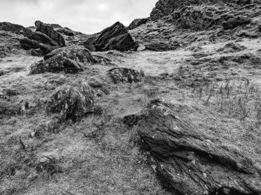 İrlanda 'daki Carrauntoohil geçidinin doğal güzelliğini keşfetmek için çarpıcı kayalık arazide yürüyüş yapın..
