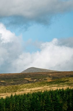 İrlanda 'nın Kerry ilçesindeki Carrauntoohil geçidinde dramatik gökyüzünün altında nefes kesici manzaraları keşfedin..