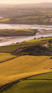 Gün batımında canlı tarlalar ve sakin su yollarıyla İrlanda 'nın çarpıcı kırsallarını keşfedin..