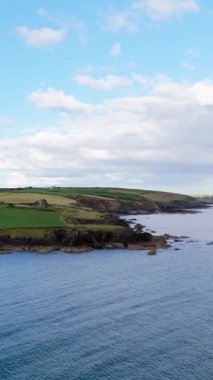 Canlı yeşil alanlar ve sakin sularla İrlanda 'nın çarpıcı kıyı manzarasını keşfedin..