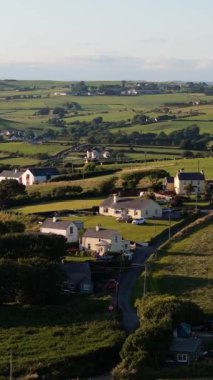 West Cork, 27 Temmuz 2024. İrlanda 'da sakin bir manzara, yuvarlanan yeşil alanlar ve antika evler içerir. Yumuşak tepeler ve berrak bir gökyüzü gün batımında kırsal bir manzara yaratır..