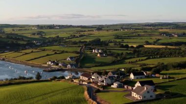 Güzel İrlanda manzarası. Büyüleyici sahil şeridini, yuvarlanan tepeleri ve yukarıdaki büyüleyici köyleri keşfedin. Doğaya kaçmak.