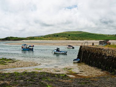 West Cork, 18 Haziran 2023. İrlanda 'daki Orta Halka Körfezi Sahili' ni sakin sulara demir atmış teknelerle keşfediyoruz..