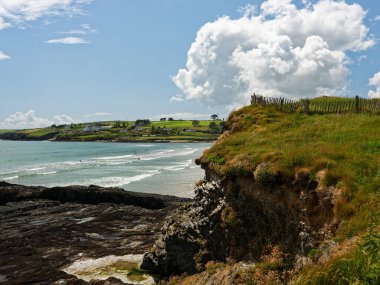 West Cork, 25 Haziran 2023. Güneşli bir günde hafif dalgalarla İrlanda 'daki Inchydoney Sahili' nin sahil güzelliğini keşfediyorum..