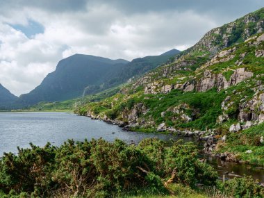 Ziyaretçiler, gür bitki örtüsünün bulutlu bir gökyüzünün altında engebeli uçurumlarla buluştuğu İrlanda 'daki Kara Göl' ün huzurlu atmosferinin tadını çıkarabilirler. Doğa bu manzaralı yerde iyi gidiyor..