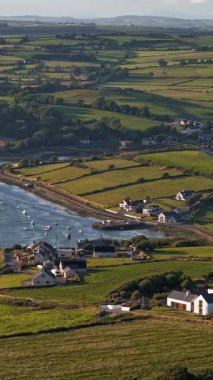 İrlanda 'nın doğal güzelliğinin üzerinde gün batımında dalgalı tepeler ve dingin nehirlerle nefes kesici kırsal bölgeleri keşfediyorum..