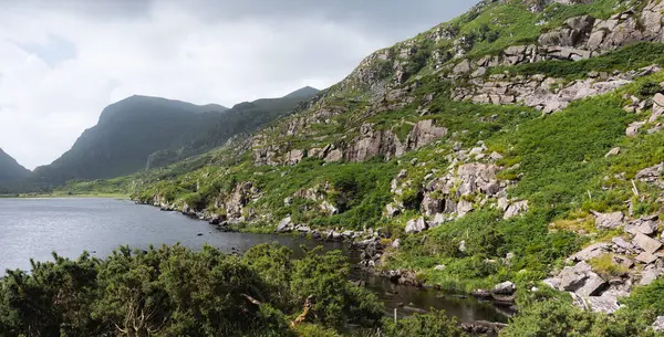 İrlanda 'da, yemyeşil ve engebeli dağlarla çevrili Kara Göl' ün huzur veren güzelliğini keşfediyorum..