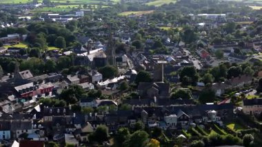 Gri çatıları olan sayısız bina, merkezi bir kilisenin bulunduğu yoğun nüfuslu bir bölgeyi gözler önüne seriyor..