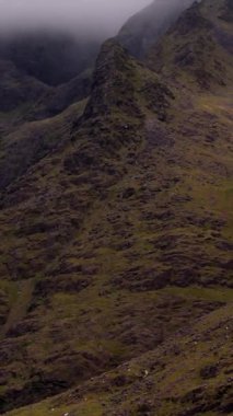 Gizli vadileri keşfedin. Sisli tepeler ve yemyeşil vadiler keşfi bekliyor.