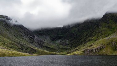 Görkemli Coomloughra Lough dramatik bulutların altında İrlanda 'nın engebeli dağlarına yuva yapmış..