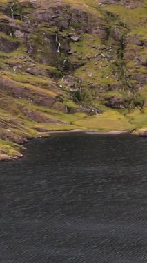 İrlanda 'nın nefes kesici manzarasını sakin göl ve yemyeşil tepelerle keşfedin..