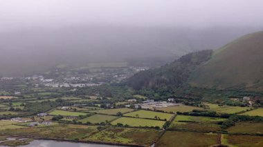 County Kerry 'deki İrlanda kırsalının nefes kesici güzelliğini tecrübe edin. Yeşil tarlalar, yuvarlanan tepeler ve dağları kaplayan mistik bir sis..