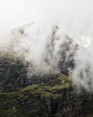 İrlanda 'daki Carrauntoohil' i çevreleyen puslu manzara bulutlu bir günde büyüleyici doğal güzelliğini sergiliyor..