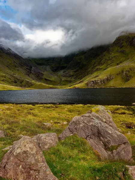 Coomloughra Lough, dramatik gökyüzünün altındaki İrlanda 'nın engebeli güzelliğini yansıtıyor..