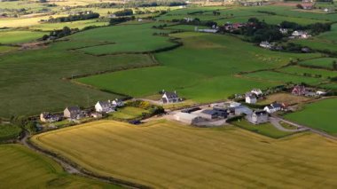 Bu nefes kesici hava perspektifi İrlanda 'nın kırsal kesiminin güzelliğini gözler önüne seriyor. Canlı yeşil alanlar, dağınık çiftlikler ve büyüleyici köy evleri..