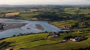 Bereketli yeşil bir vadiye kurulmuş huzurlu bir sahil köyü. Tekneler sakin nehirde usulca yelken açarlar. Huzurlu İrlanda manzarası.