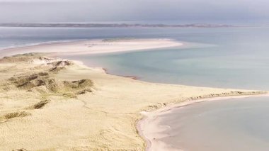 İrlanda 'nın kıyı şeridi boyunca nefes kesici manzaralar, altın kumlar, yuvarlanan tepeler ve sakin sular. İrlanda 'nın zengin doğal mirasının mükemmel bir temsili..