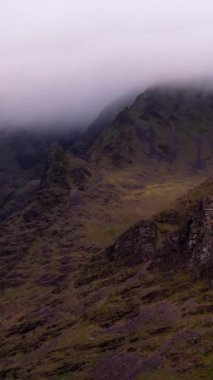 Huzurlu dağ manzarası. Keskin tepelerin üzerindeki sis, gizli bir dünyayı ortaya çıkarıyor..
