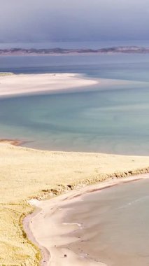 İrlanda 'nın dingin doğal güzelliğindeki çarpıcı kıyı manzaralarını keşfedin..