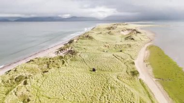 İrlanda kıyı şeridinin büyüsünü keşfedin. Görkemli kum tepeleri ve güçlü dalgalar destansı bir sahne yaratır..
