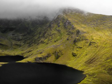 Coomloughra Lough 'un muhteşem manzarası Coomloughra, İrlanda sisli havalarda.