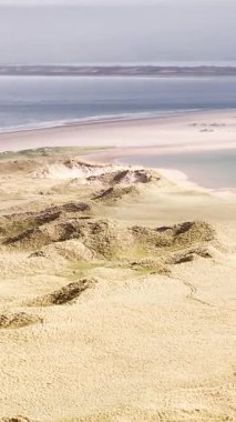 Çarpıcı insansız hava aracı görüntüleri İrlanda 'nın vahşi sahillerini gösteriyor. Kum tepeleri, dalgalar ve dağlar çarpışıyor..