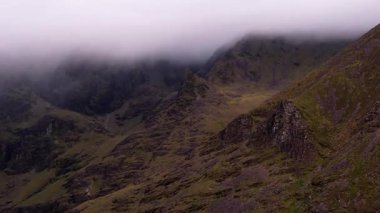 Görkemli zirveler bulutları delip geçer. Gizemi keşfet. Çarpıcı bir manzara sizi bekliyor..