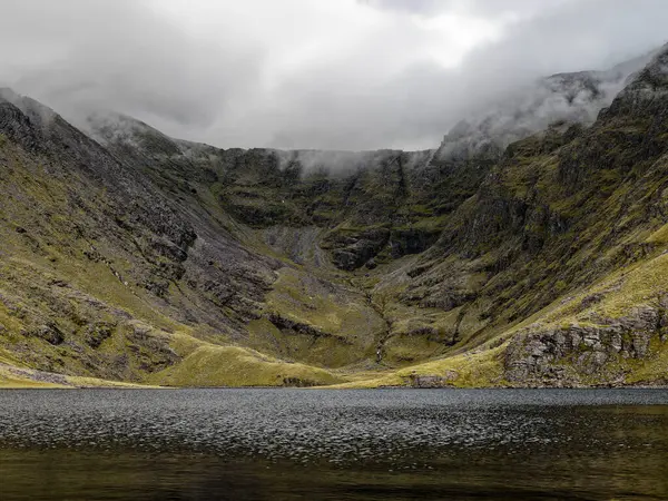 Puslu dağ gölü engebeli bir vadiye kurulmuş. Doğanın gücü ve sessiz güzelliğinin sakin ama dramatik bir sahnesi..