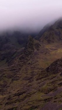 Bu sisli dağların içinden geç. Dokunulmamış vahşi doğaya sinematik bir bakış..