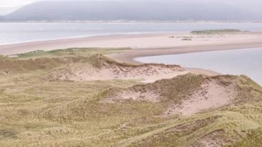 Sahil, sahil boyunca uzanan güzel kum tepeleriyle göz kamaştırıcı. Sakin sular ve yumuşak tepeler onu gerçekten huzurlu bir yer yapıyor..